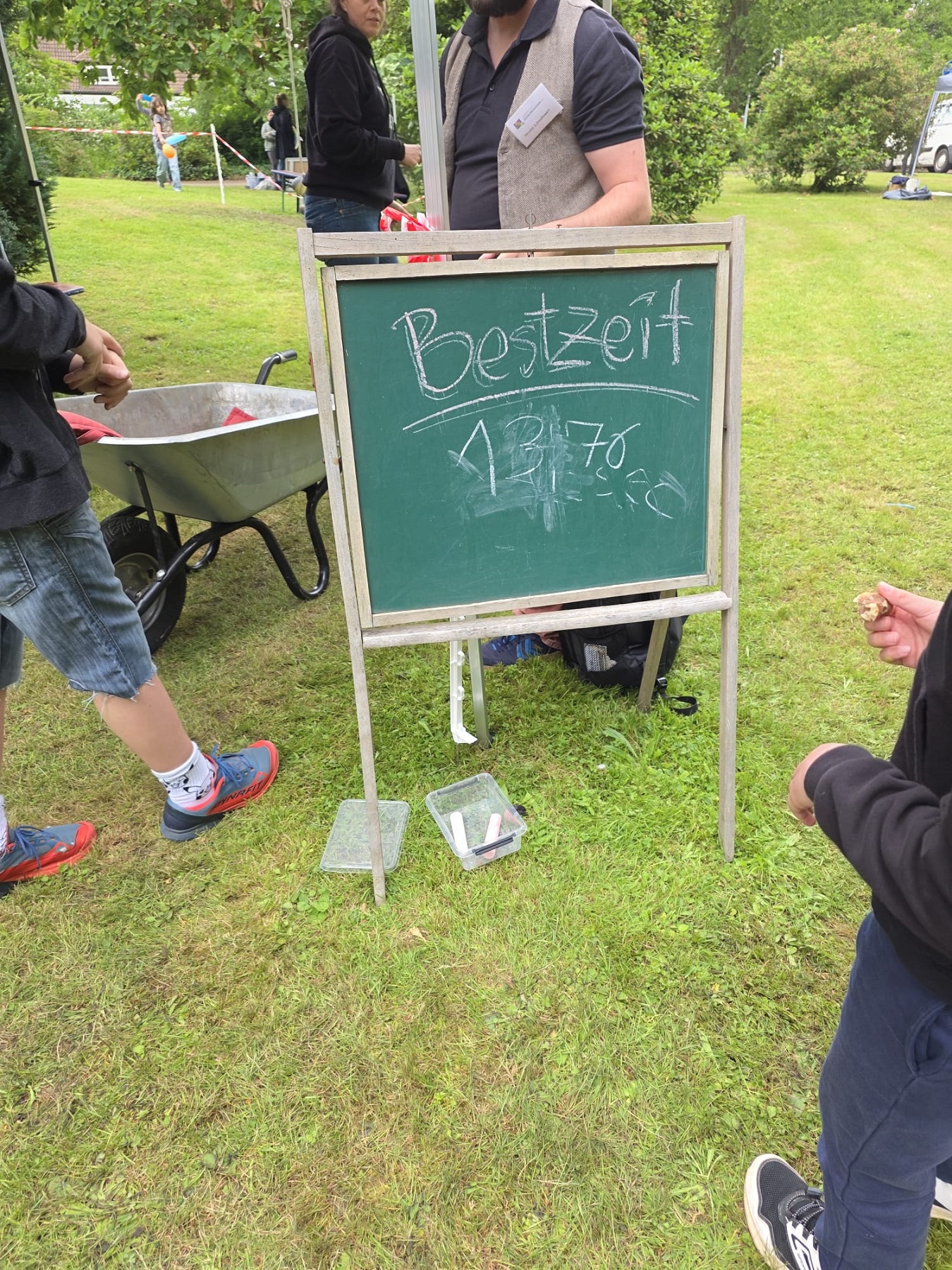 Kinderfest im Kaufmannsgarten: Schubkarrenrennen begeistert erneut Groß und Klein